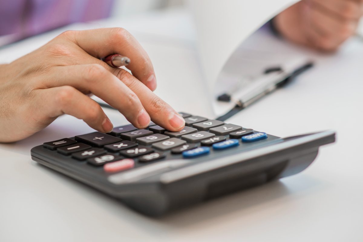 Persona calculando un finiquito en Chile con una calculadora